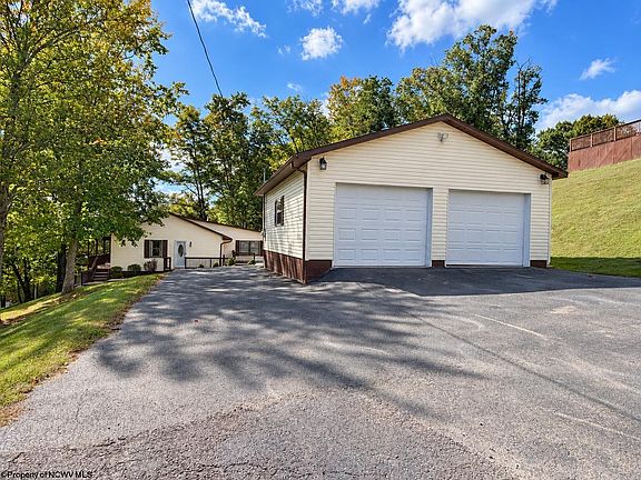 11th image of 13 Silver Maple Ln