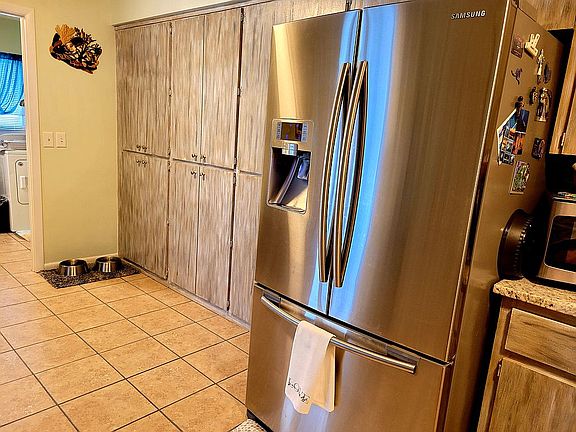 Kitchen w lots of storage