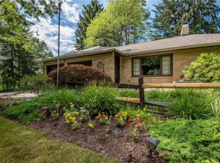 1875 Valley View Rd, Hermitage, PA 16148