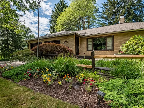 1875 Valley View Rd, Hermitage, PA 16148