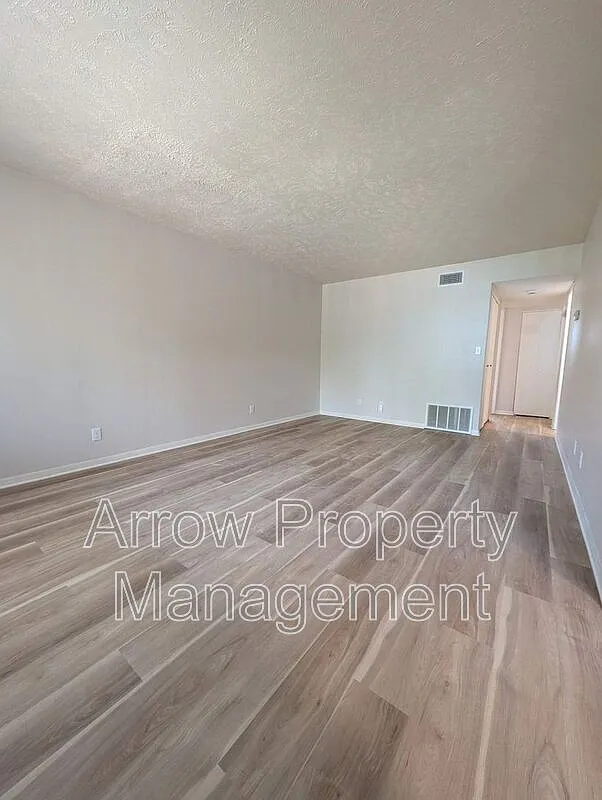 2 bed, 1.0 bath, 782 sqft, $795 — Photo 2