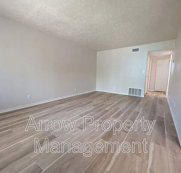 1004 18th St #203 — Photo 2