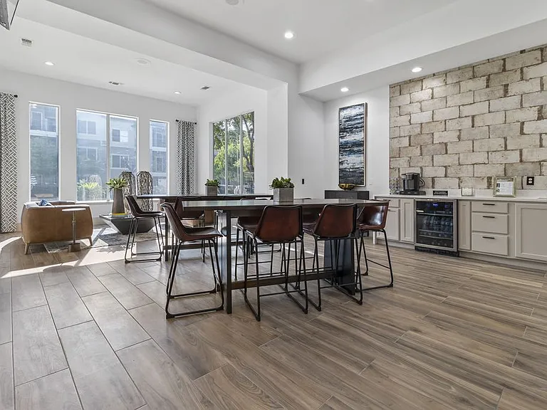 Oakville Apartments — Photo 7
