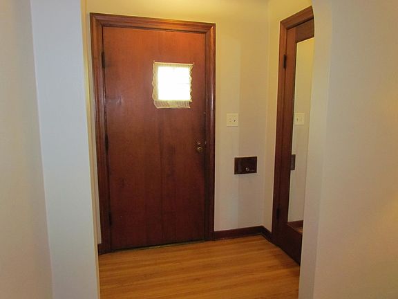 3rd image of 600 S Clairmont Ave