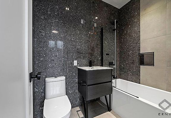4th image of 300 Park Pl #4