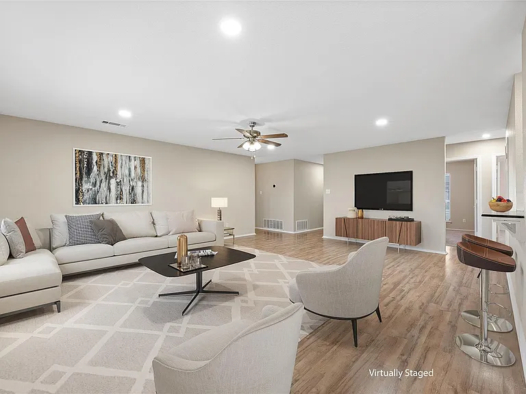 210 Mesquite Cir — Photo 3