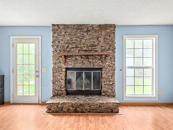 3rd image of 106 E Pondella Dr