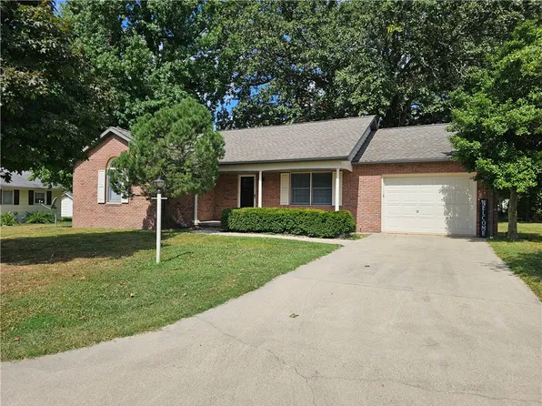 206 E National Trails Dr, Greenup, IL 62428