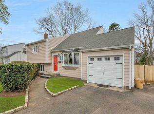 124 Pequot Ln, East Islip, NY 11730