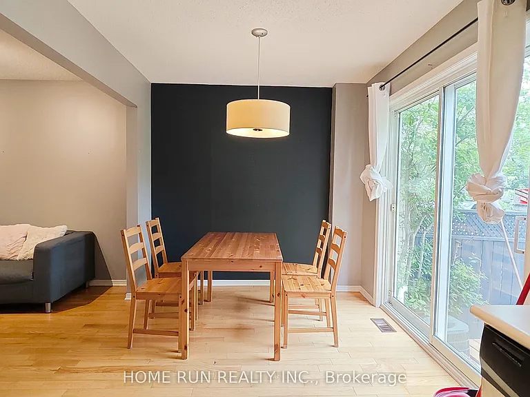 152 Thornbury Cres — Photo 11