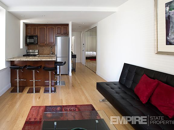 4th image of 150 W 51st St APT 1219
