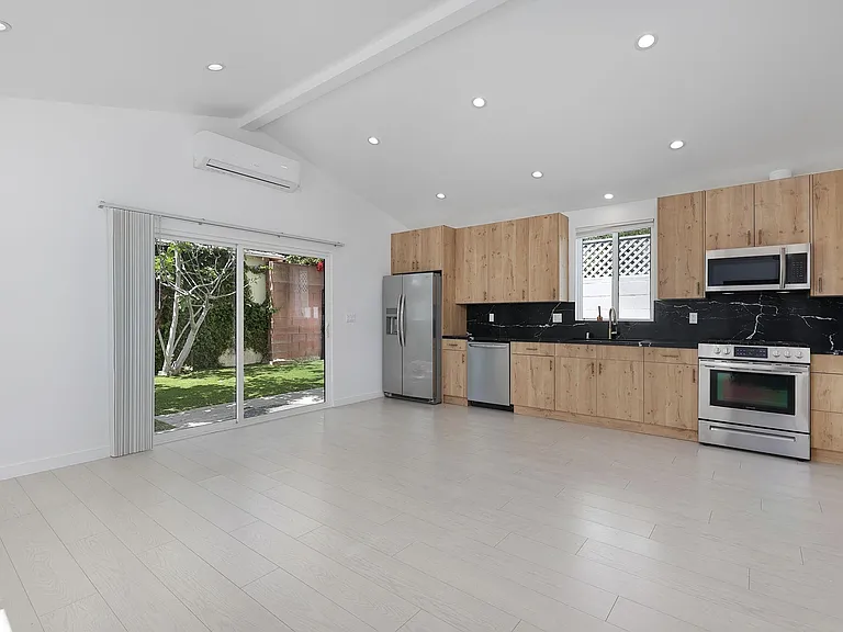11906 Oxnard St — Photo 17