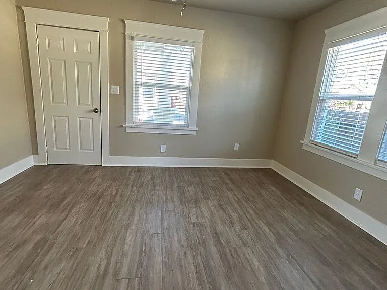 114 De Force Ave — Photo 2