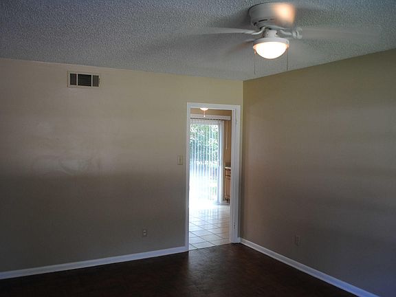 4th image of 702 Twin Oaks Dr