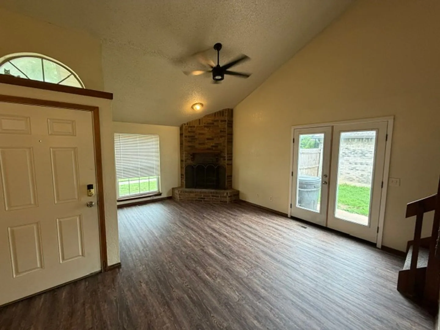 Adorable cottage style three bed, two bath, two car garage home in Moore Schools! — Photo 3