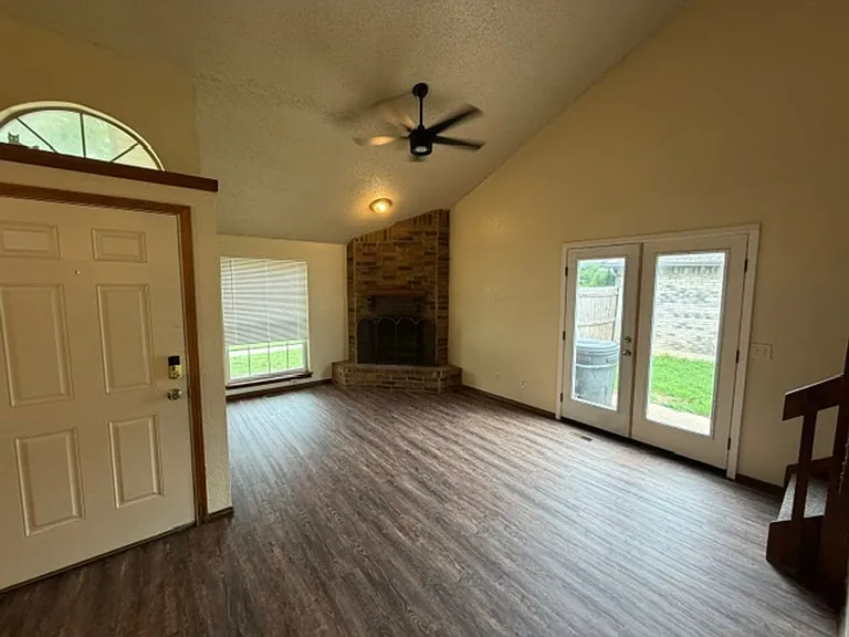 2124 Lonnie Ln — Photo 3