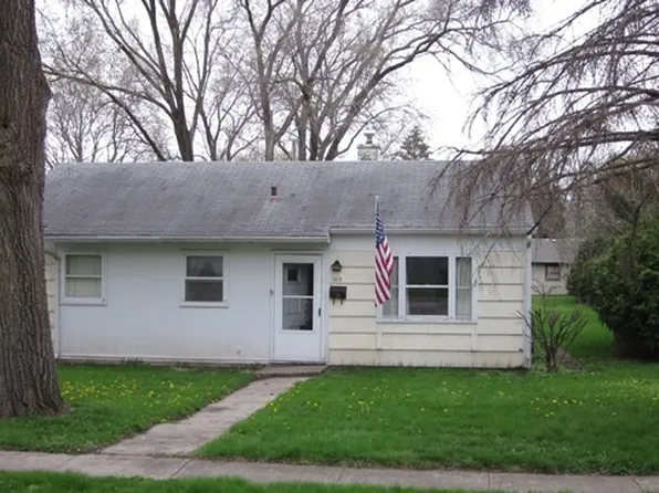 1413 Walnut Dr, Woodstock, IL 60098