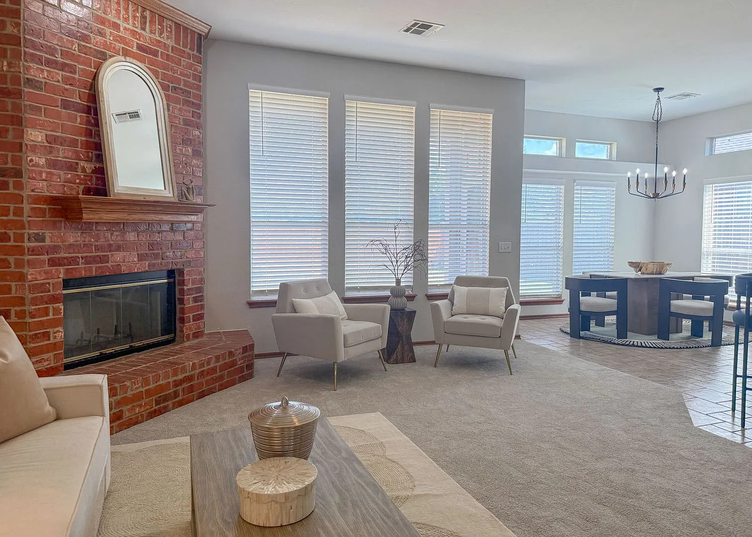 4 Bed in Twin Oaks! — Photo 4