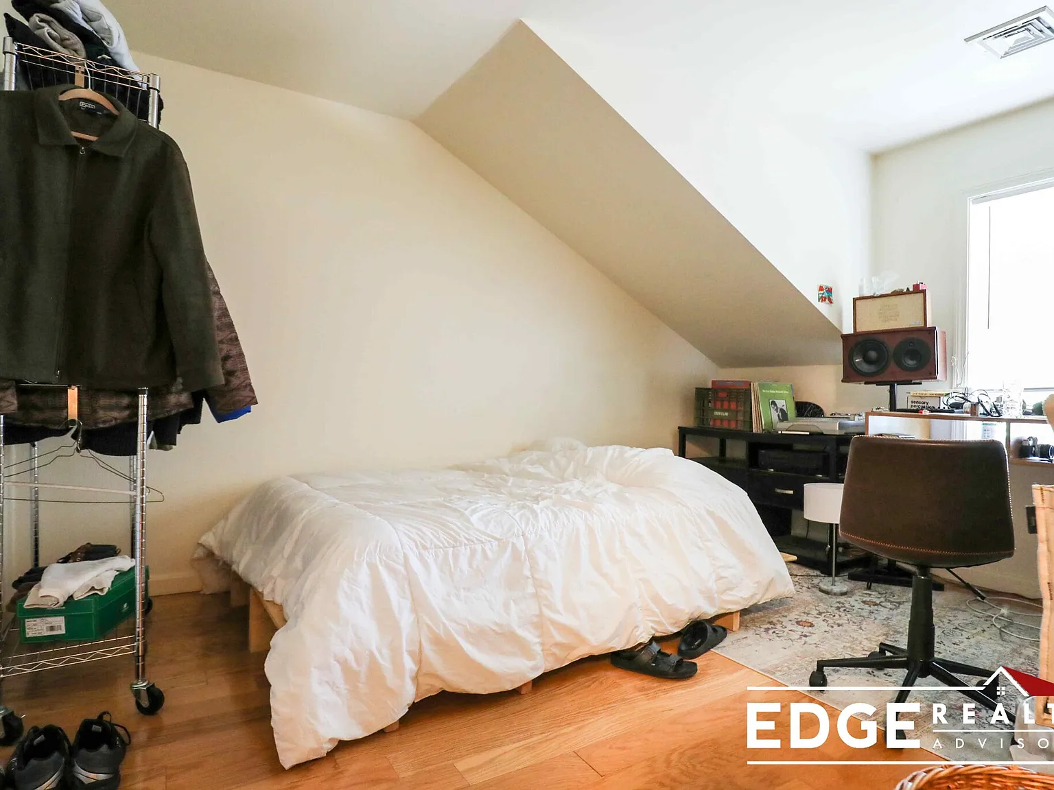 4 bed, 1999 sqft, $4,400 — Photo 2