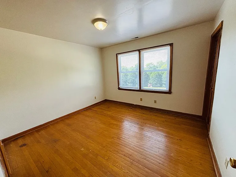 2 Bedroom, 1 Bath Apartment — Photo 19