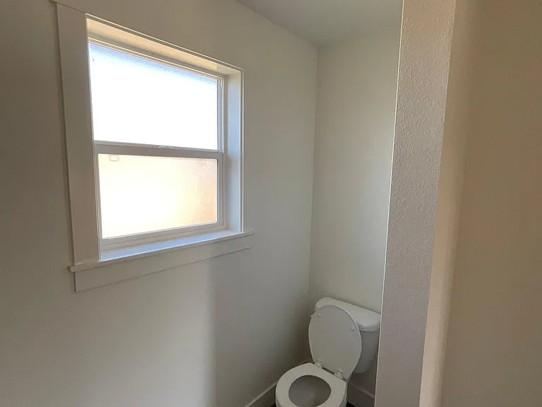 210 Lexington Ave #A — Photo 31