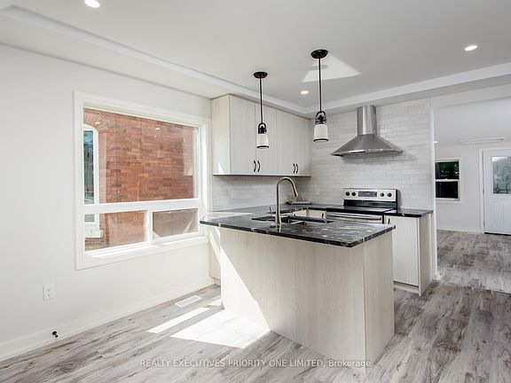 3rd image of 152 Main St W