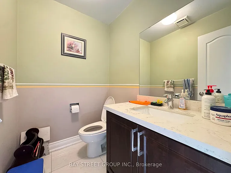 33 Northolt Cres — Photo 18