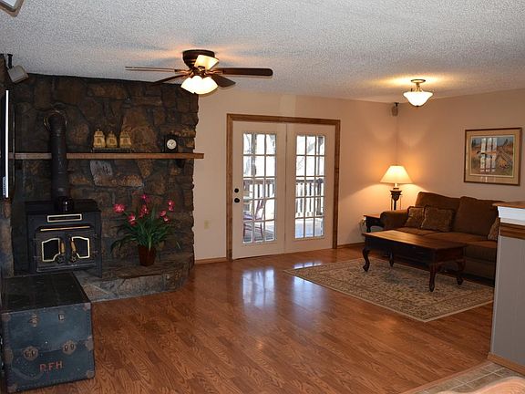 living room with flat screen tv