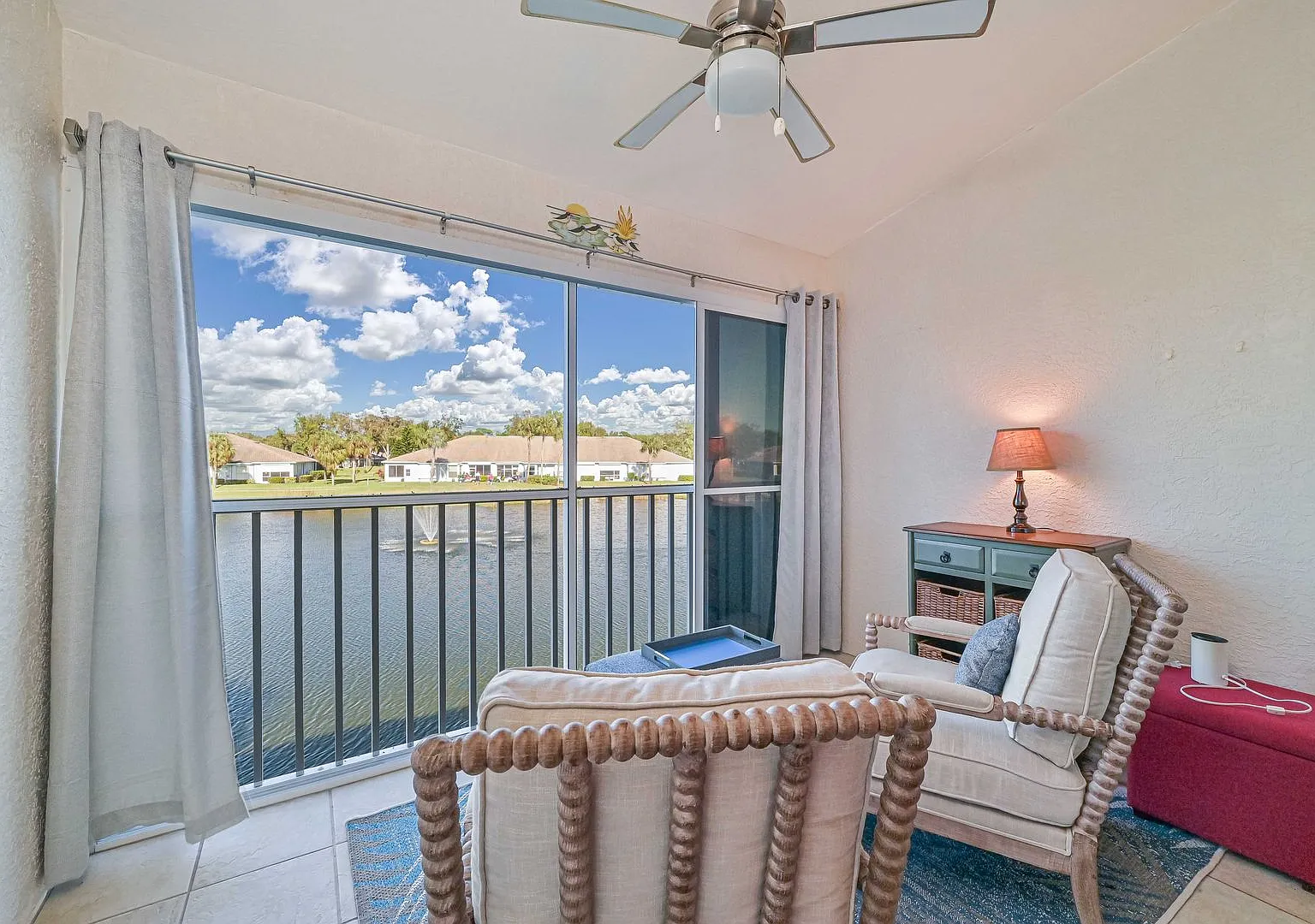~ 2/2 Lake View ~ Fully Furnished Turnkey~ — Photo 4