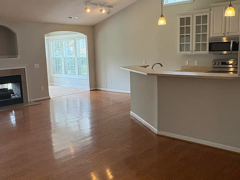 121 Mulberry Cir — Photo 7