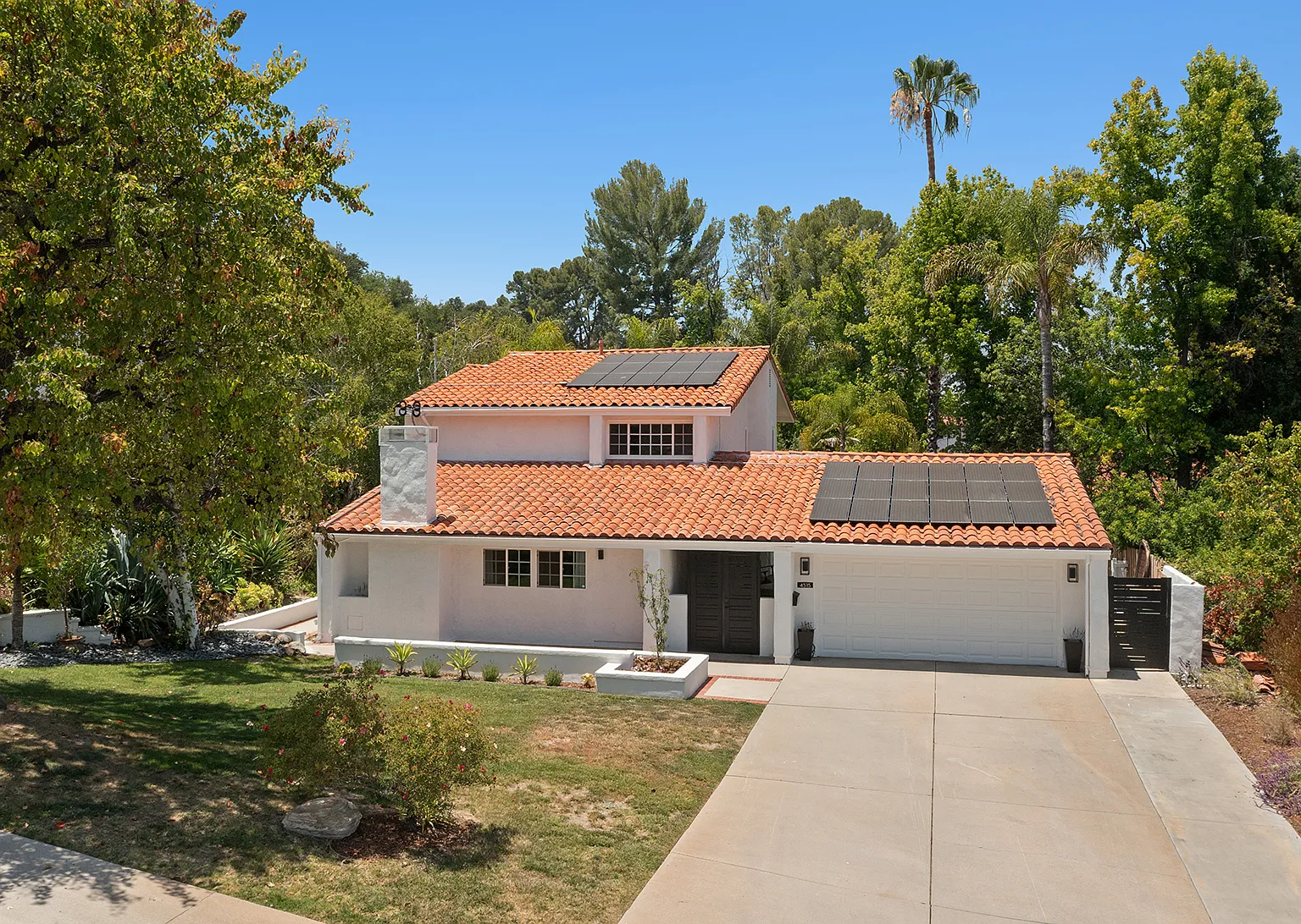 4 bed, 2827 sqft, $9,885 — Photo 2