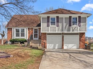 12189 S Fox Ridge Dr, Olathe, KS 66062