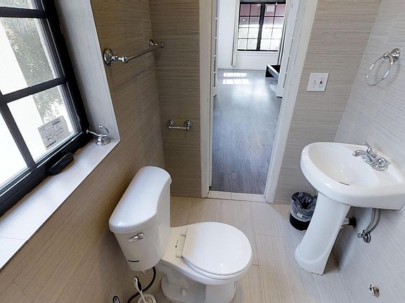 3rd image of 1619 Jefferson Ave APT 20