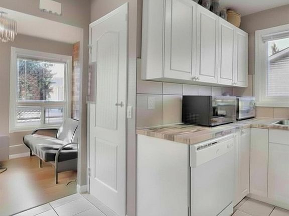 4th image of 1004 E Penrith Cres SE