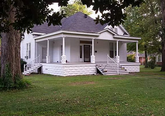 2nd image of 901 W Semmes Ave