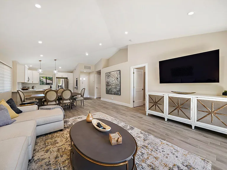 821 Club Dr — Photo 9