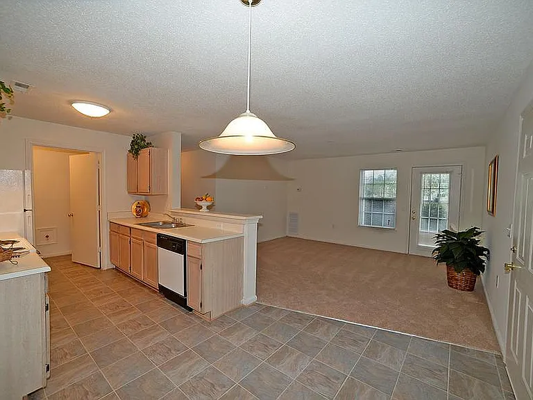 Taylor Pointe Apartments — Photo 15