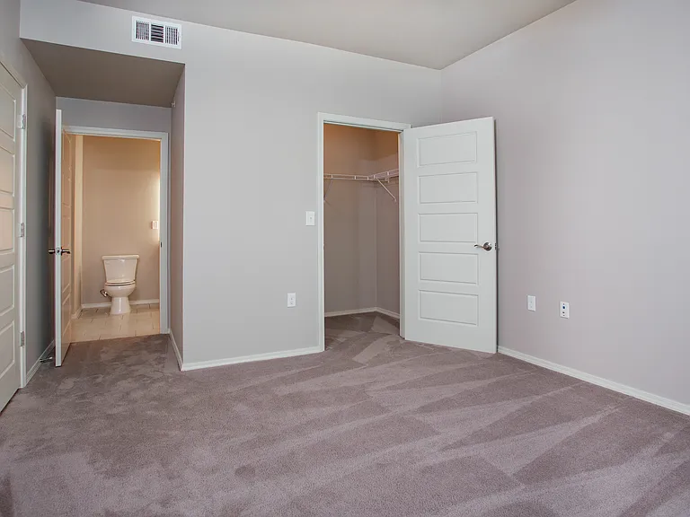 Crown at Seven Oaks Apartment Homes — Photo 33