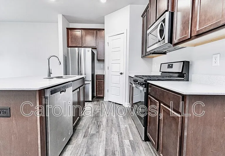 225 Telford Dr — Photo 3