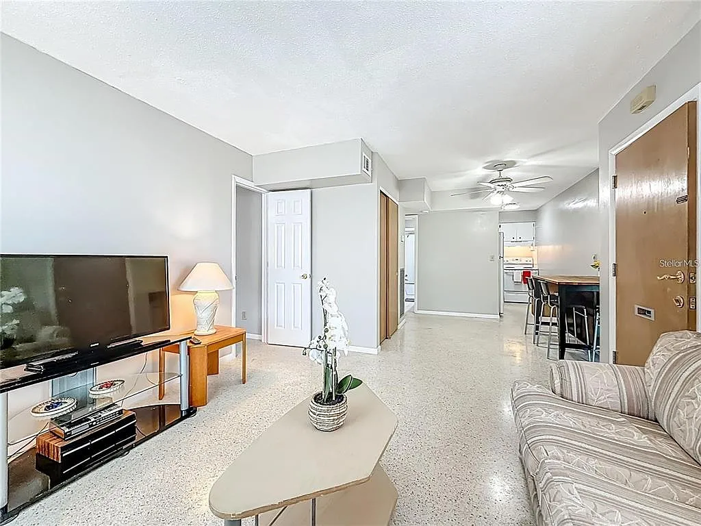 2 bed, 1.0 bath, 764 sqft, $1,295 — Photo 4