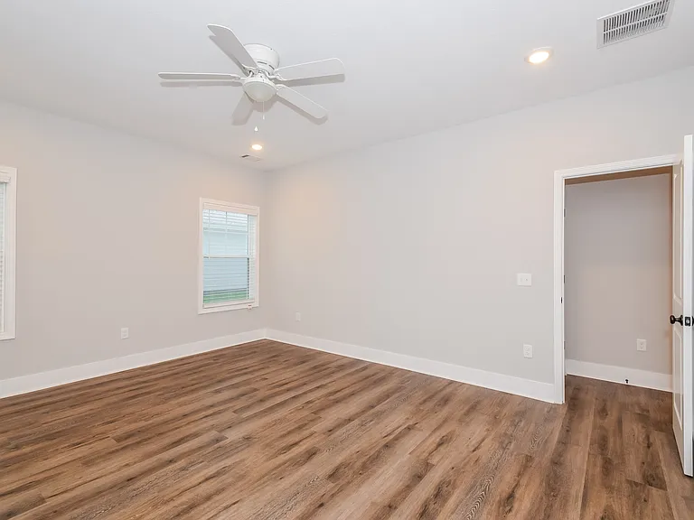 77 Laura Ct — Photo 9