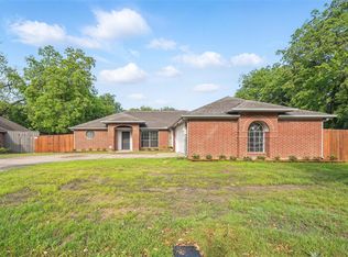 829 Hunters Creek Dr, Desoto, TX 75115