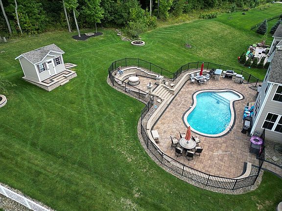 2nd image of 9295 Helen Ln