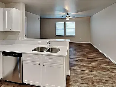 1104 Ashton Ln — Photo 2