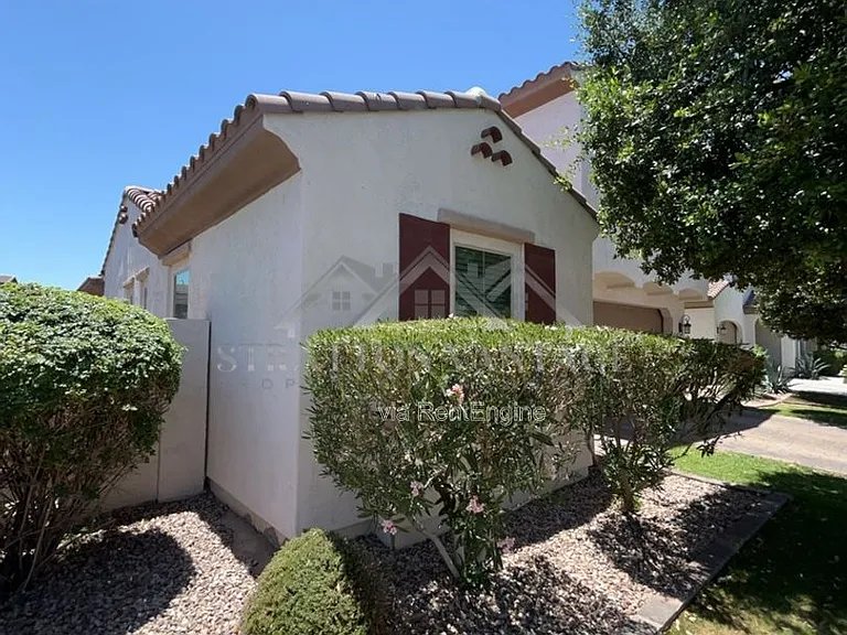 945 W Yellowstone Way — Photo 3