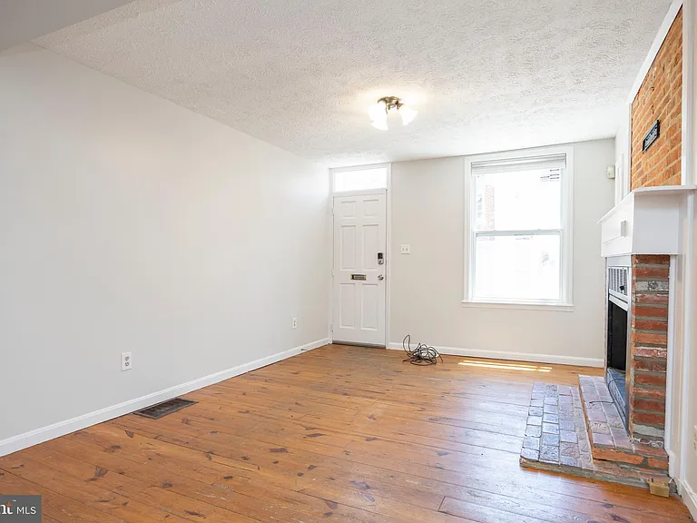 206 E Cross St — Photo 5
