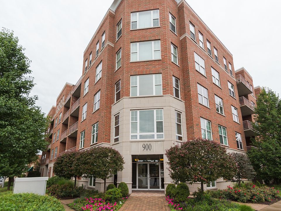 1st image of 900 Lee St Unit 204