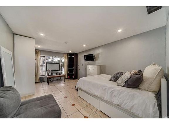 5th image of 204 Locust Ave