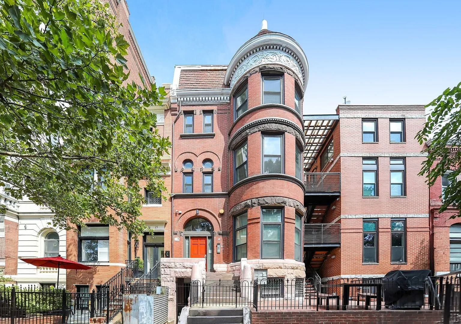 Tasteful 1BR Condo with Jacuzzi Tub, Fireplace & Classic DC Charm — Photo 2