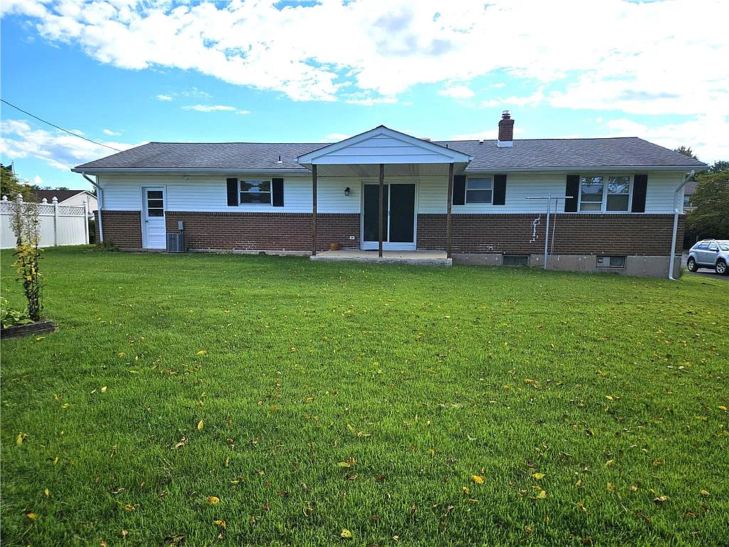 3 bed, 1.5 bath, 1848 sqft, $2,300 — Photo 3